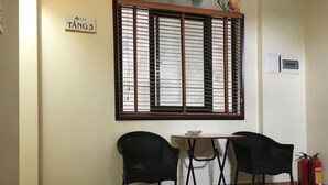 تلفزيون بشاشة مسطحة