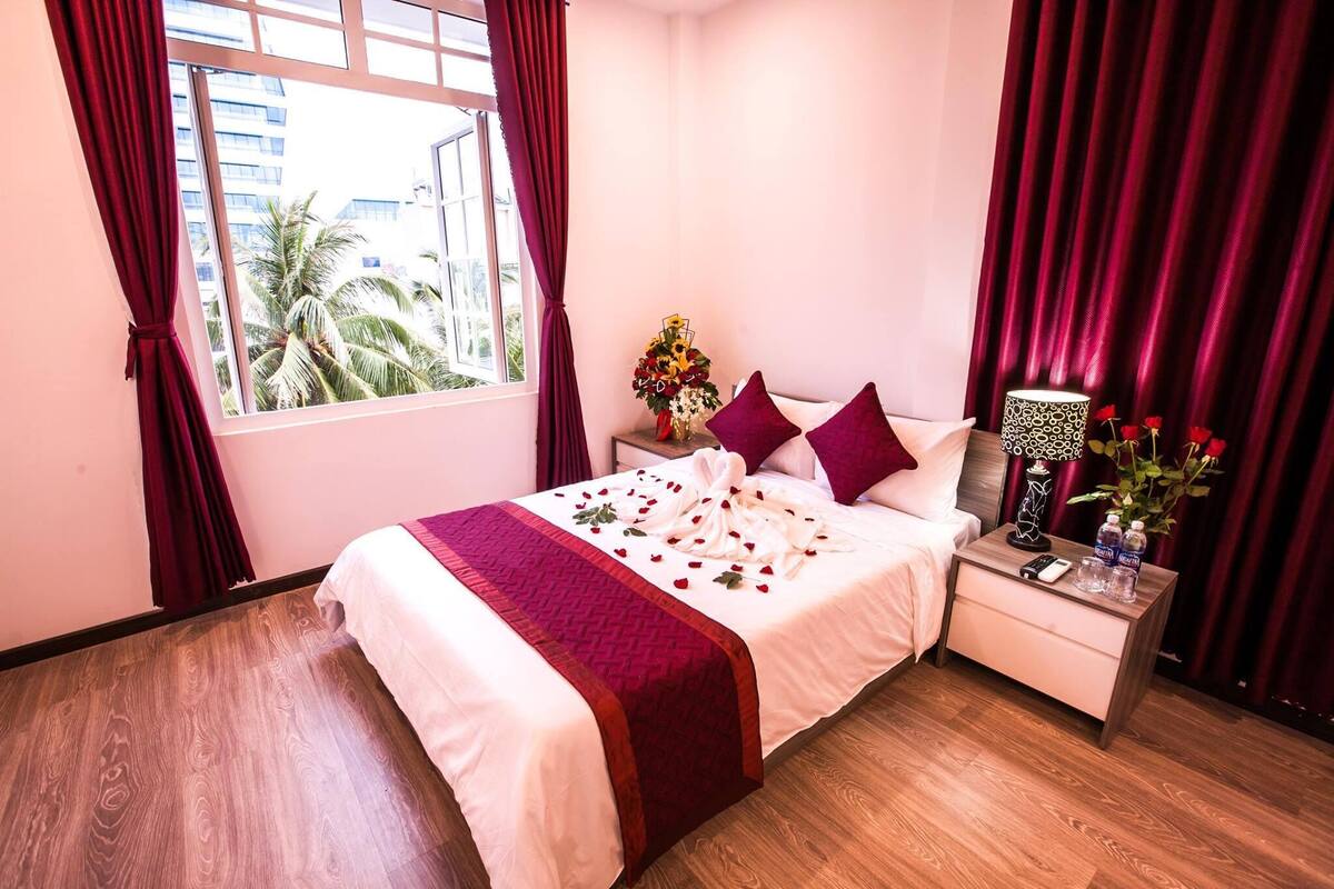 In-room safe, soundproofing, WiFi (free)