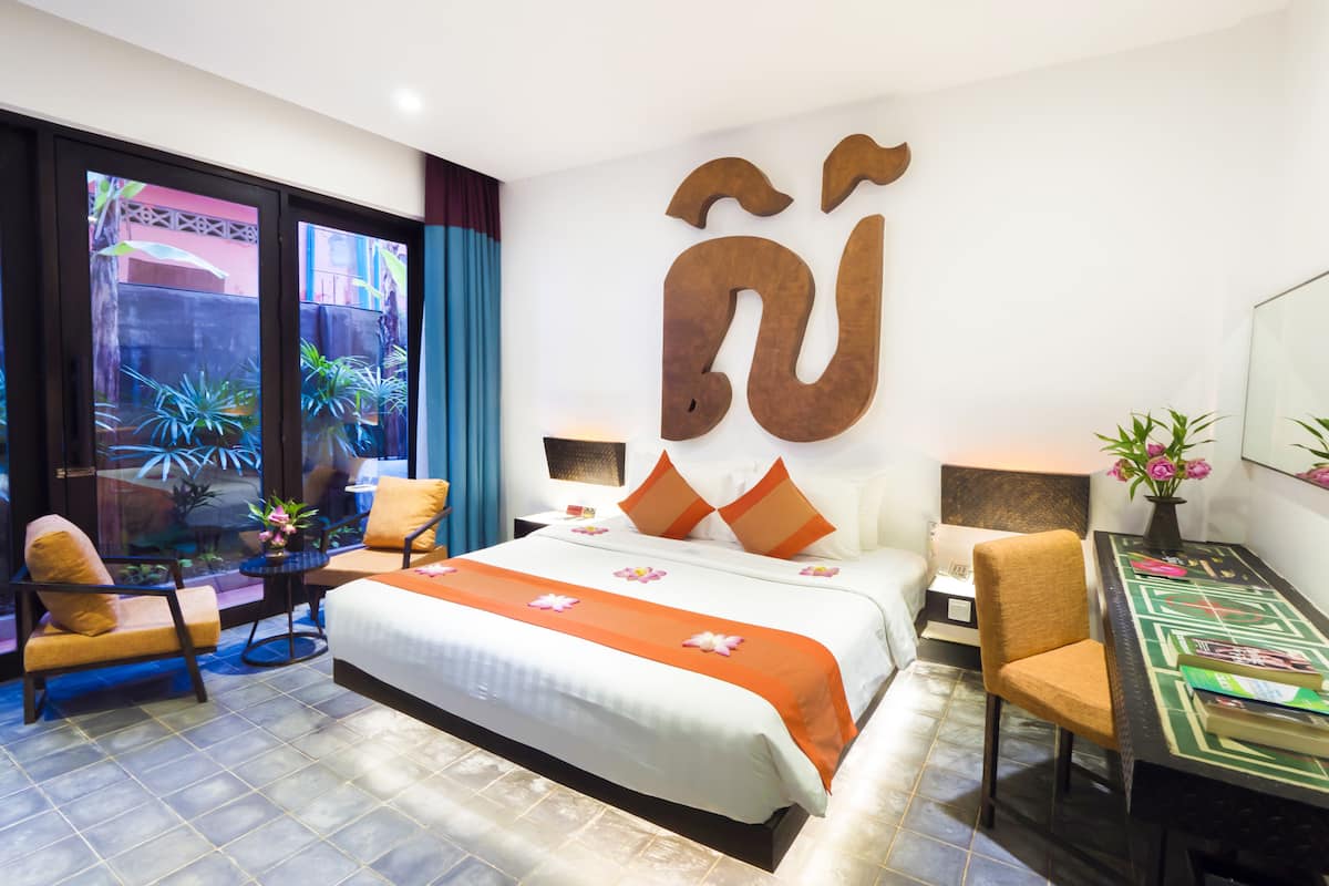 Kamar Double Deluks, pemandangan kebun | Minibar, brankas, didekorasi berbeda-beda, dan meja kerja