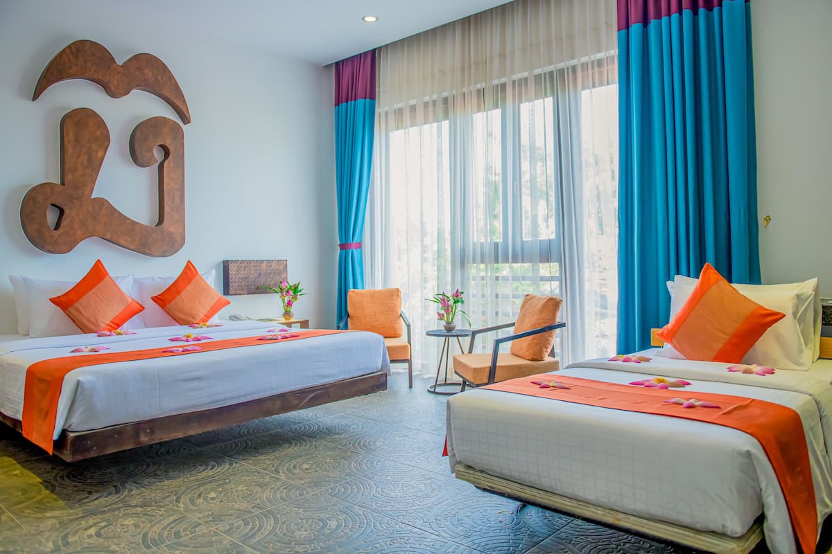 Kamar Twin Premier, pemandangan kota | Minibar, brankas, didekorasi berbeda-beda, dan meja kerja