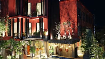 Bagian depan properti - sore/malam