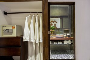 Luxury Double Room | Bathroom | Shower, rainfall showerhead, free toiletries, hair dryer - Golden Temple Villa (Siem Reap)
