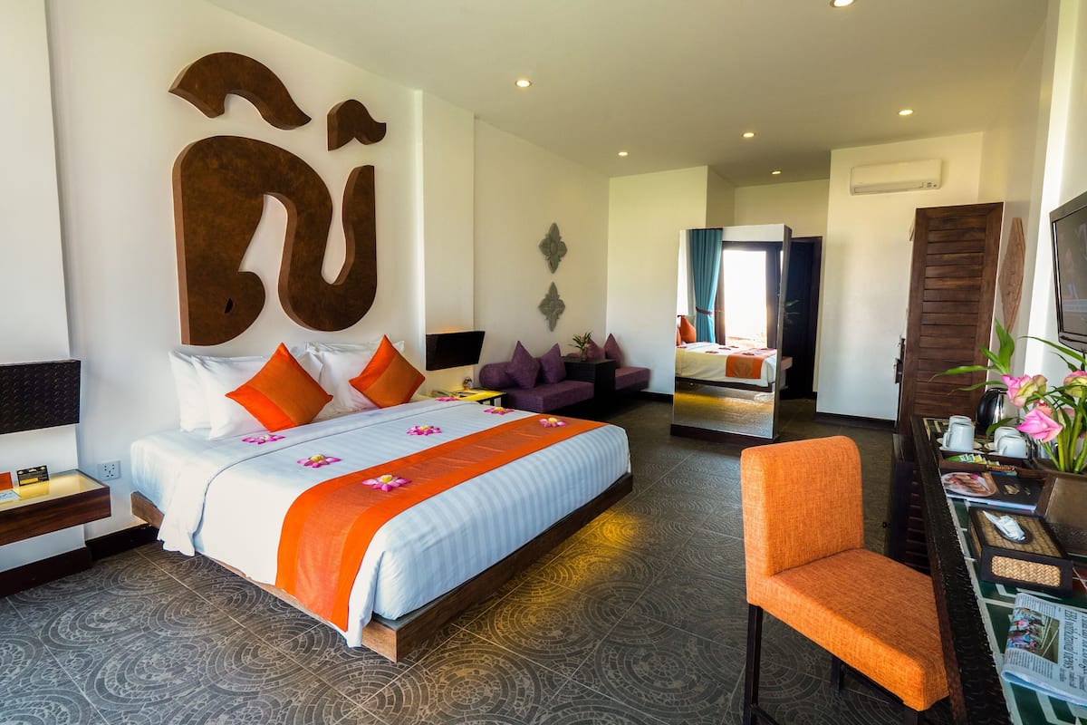 Kamar Premier, pemandangan kota | Minibar, brankas, didekorasi berbeda-beda, dan meja kerja