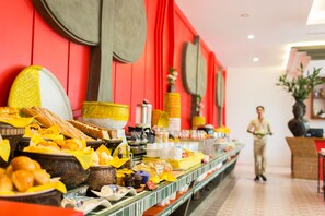 Daily continental breakfast (USD 10 per person) - Golden Temple Villa (Siem Reap)