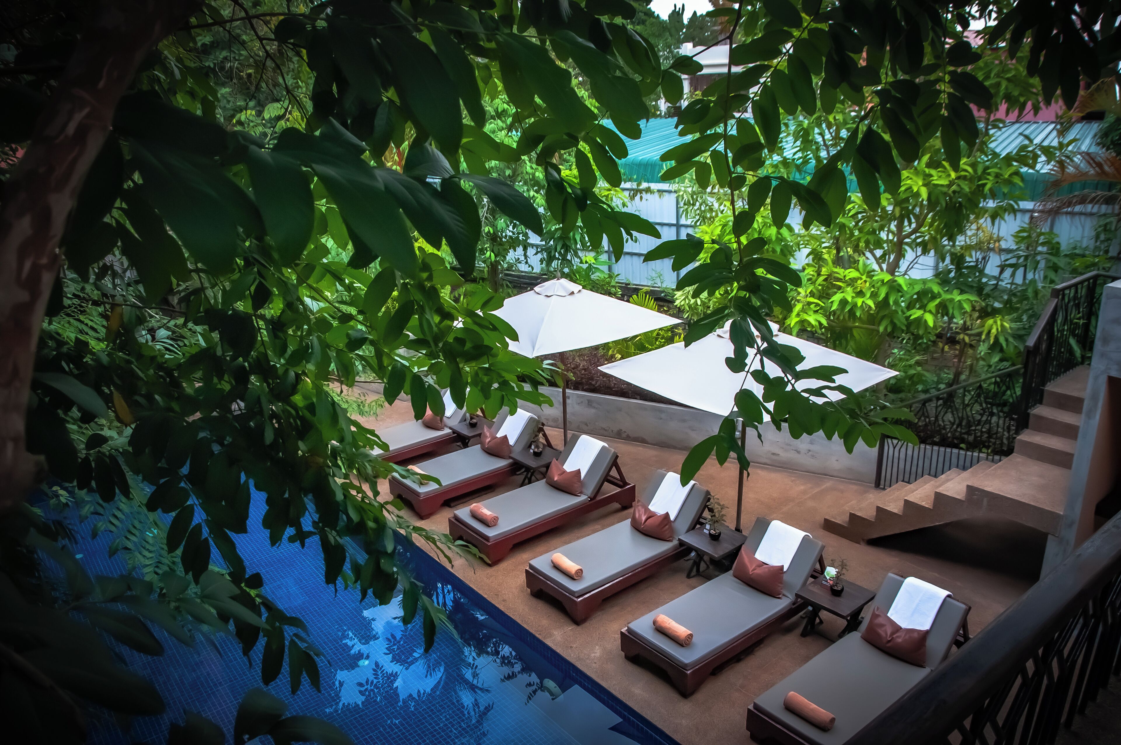 Piscina externa, funciona das 6h às 19h, guarda-sóis, espreguiçadeiras