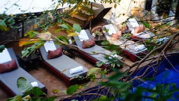 Kolam renang outdoor, dengan payung kolam renang dan kursi berjemur