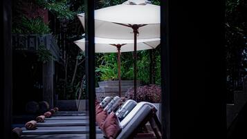 Una piscina al aire libre (de 06:00 a 19:00), sombrillas, tumbonas
