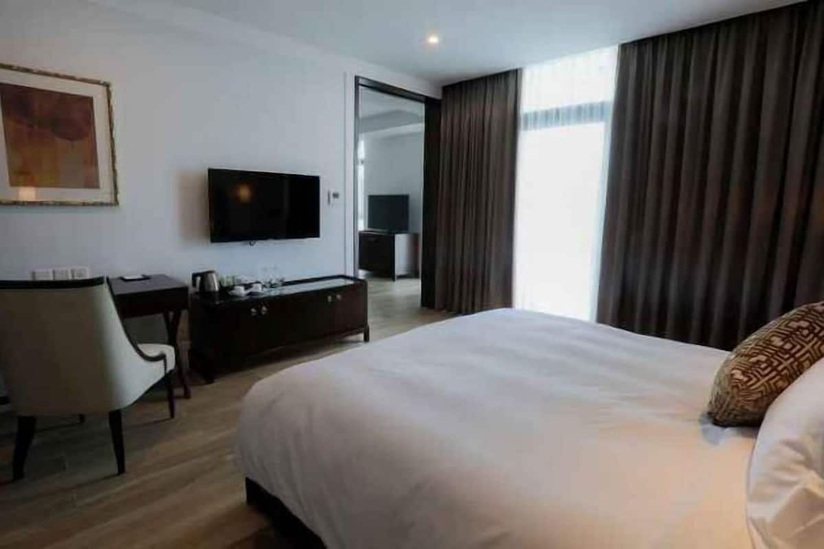 Premium bedding, down comforters, pillowtop beds, minibar