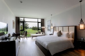Quarto casal luxo, 1 cama King, sacada, vista para o campo de golfe | Frigobar, cofres nos quartos, escrivaninha, cortinas blackout