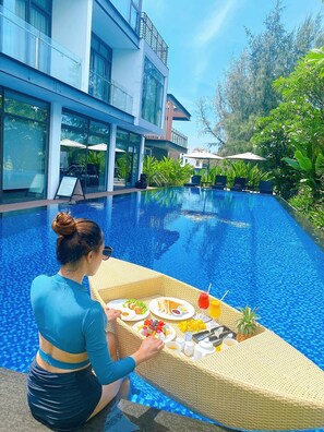 Una piscina al aire libre