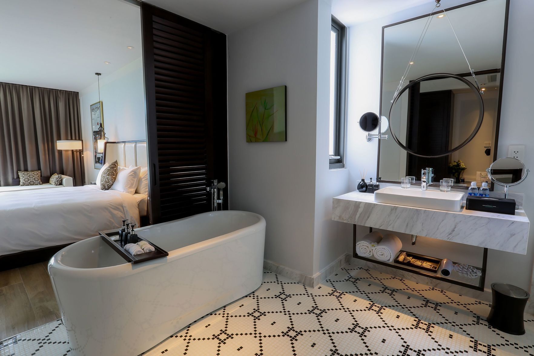 Minibar, coffres-forts dans les chambres, bureau, rideaux occultants