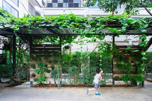 Deluxe Room | Living area | 32-inch flat-screen TV with cable channels, TV - Gord Chiangmai (Chiang Mai)