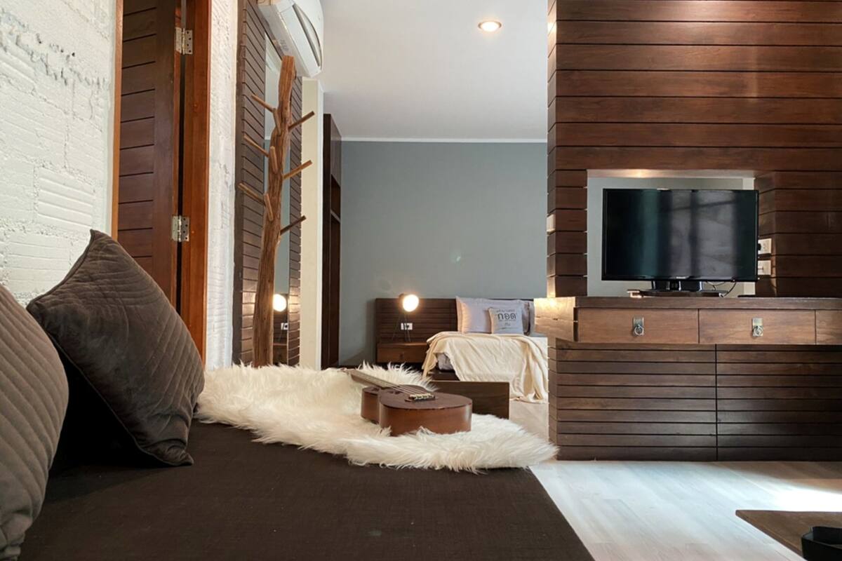 Connecting Room | Minibar (free items), in-room safe, blackout drapes, WiFi (free)