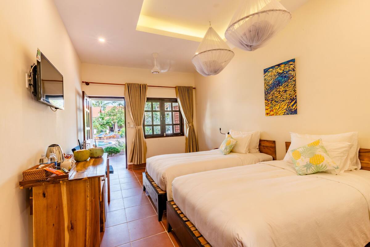 Twin Room, Pool View | Bar mini, peti besi dalam bilik, meja, kalis bunyi 