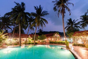 Front of property - evening/night - Hula Hula Beachfront Phu Quoc (Phu Quoc)