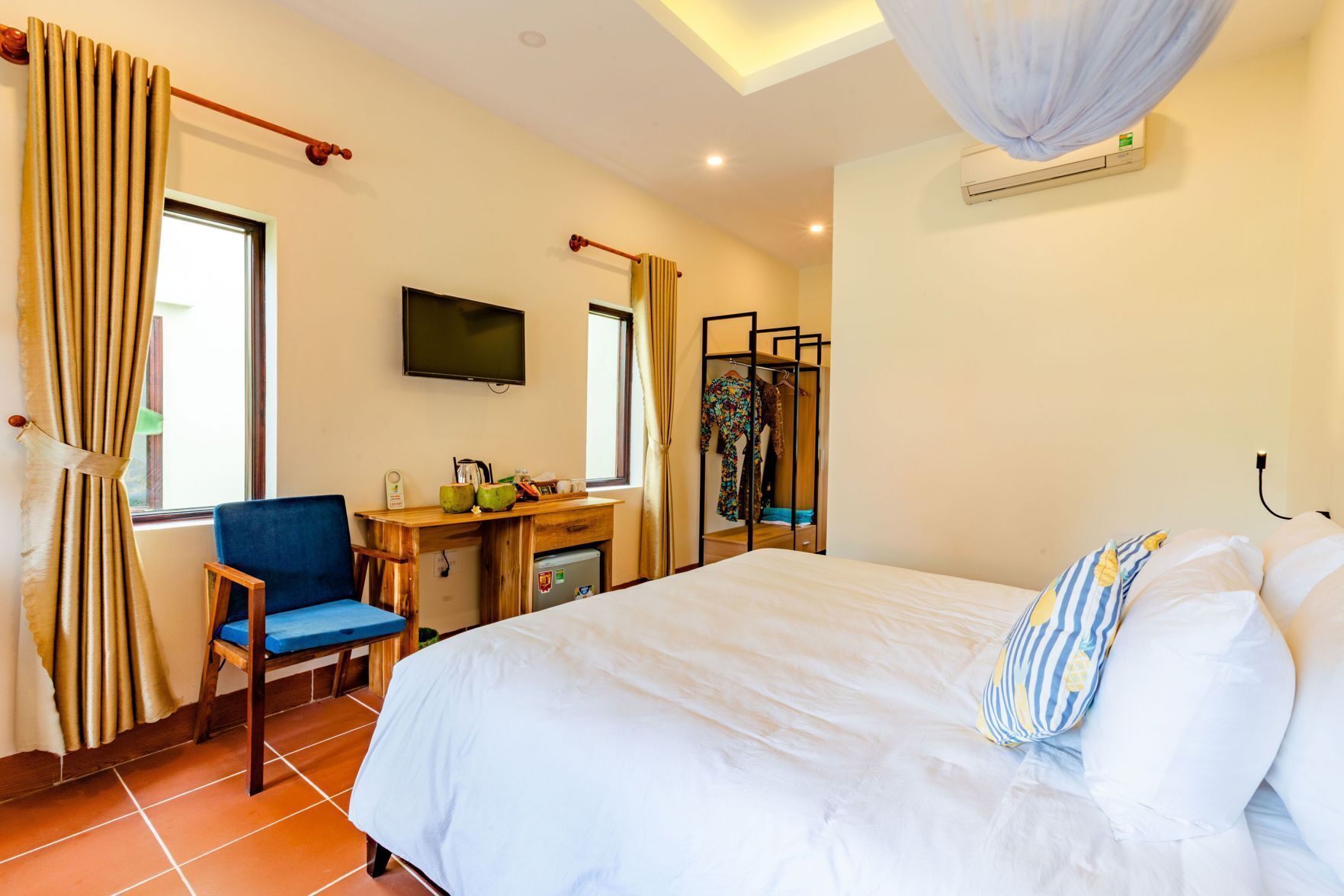 Minibar, caja fuerte, escritorio y sistema de insonorización