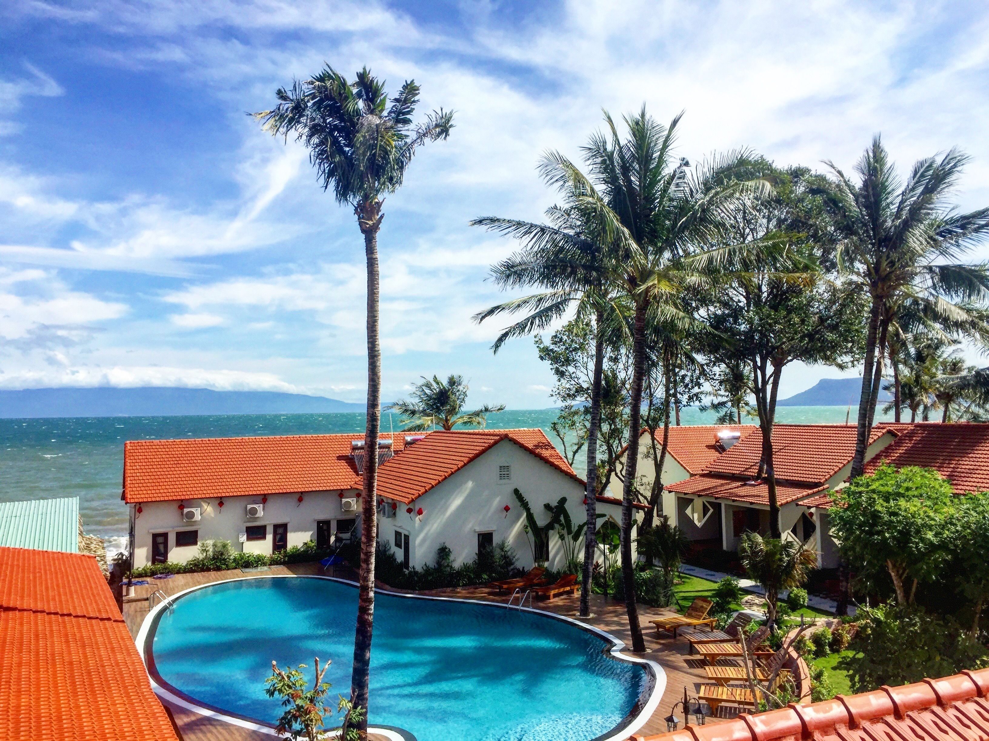 Una piscina al aire libre, sillones reclinables de piscina