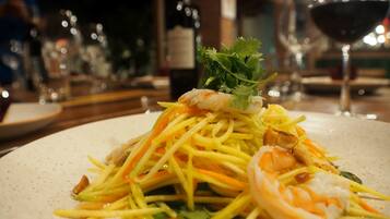 A plate of food with shrimp and vegetables.