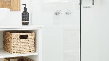Room 5 - Airey's Inlet King Deluxe Studio | Bathroom shower