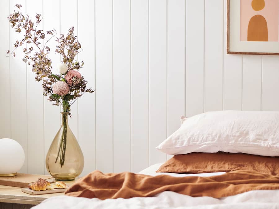 Literie de qualité supérieure, bureau, fer et planche à repasser