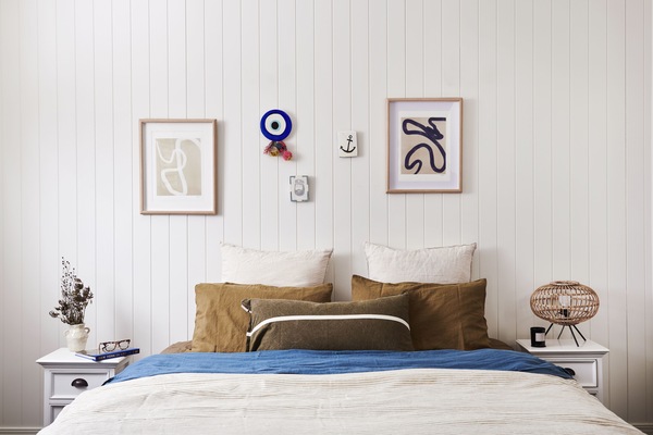 Room 6 - Anglesea King Deluxe Studio | Living area | Flat-screen TV