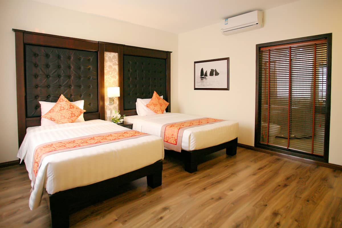 Minibar, desk, free WiFi, bed sheets