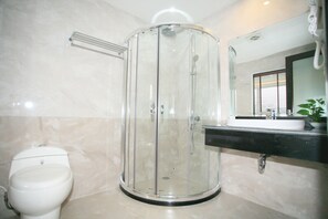 Shower, rainfall showerhead, free toiletries, hair dryer - Ha Long Park Hotel (Ha Long)