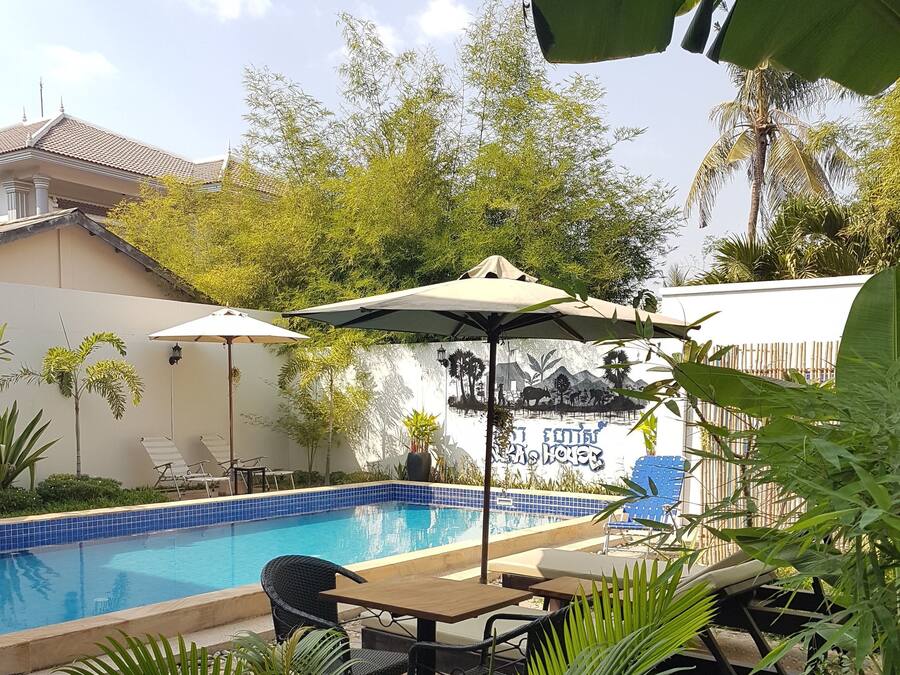 Una piscina al aire libre