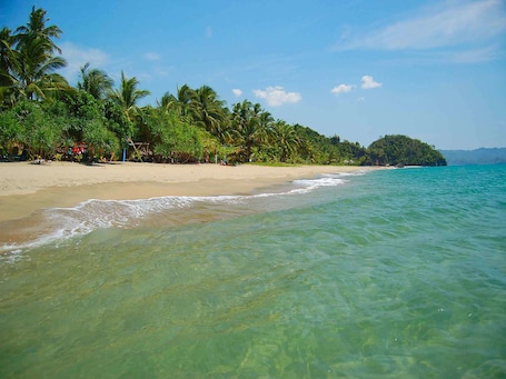 En la playa, camas de playa gratis, sillas reclinables de playa. Takatuka Beach Resort