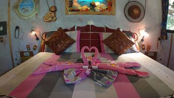 Minibar, caja de seguridad en la habitación y decoración personalizada