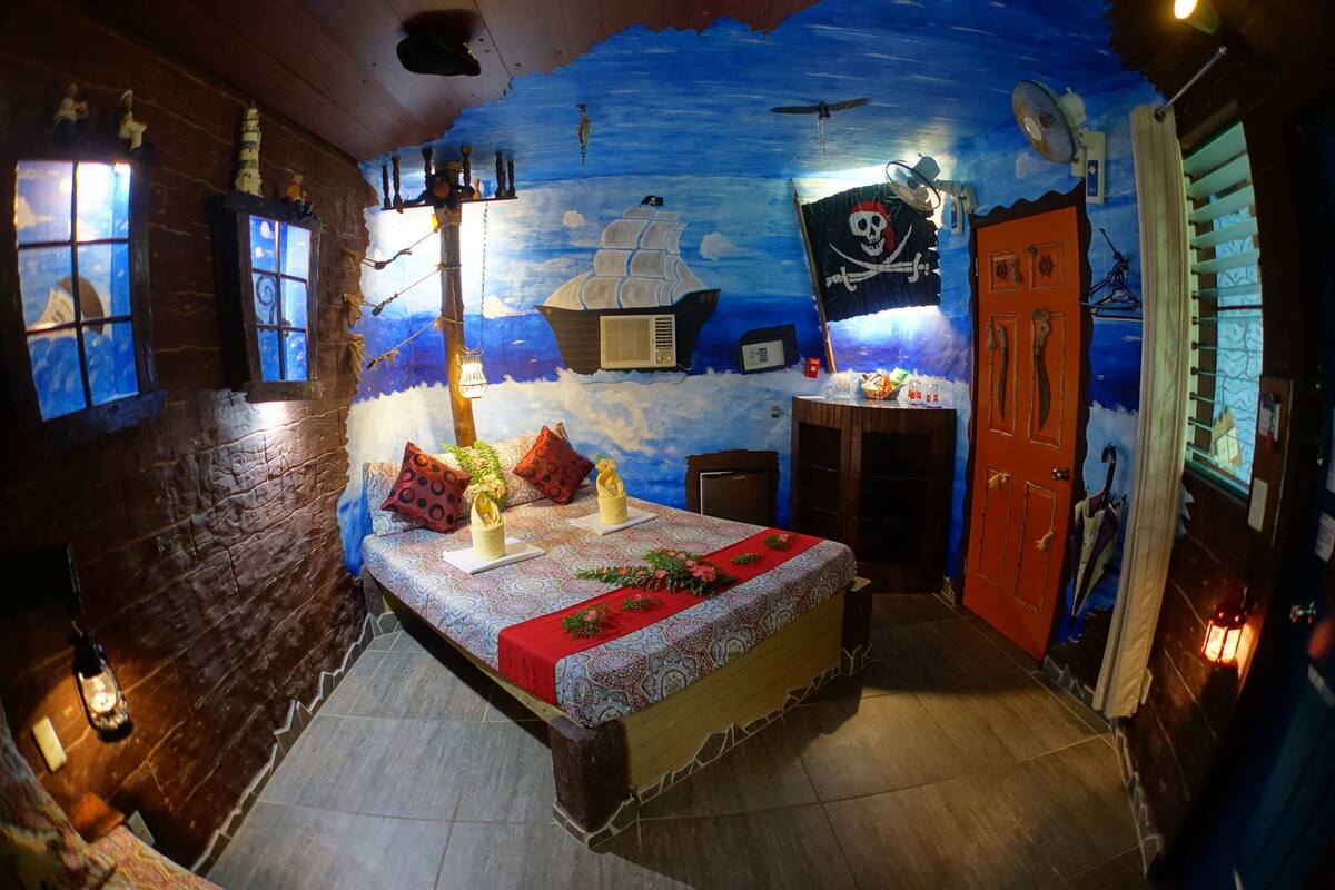 Treasure | Minibar, in-room safe, blackout drapes, WiFi (free)