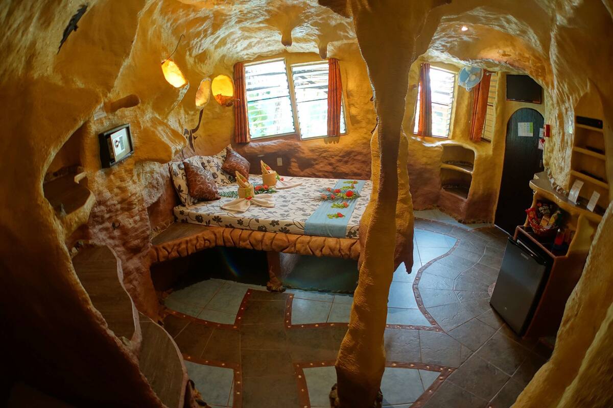 The Cave | Minibar, in-room safe, blackout drapes, WiFi (free)