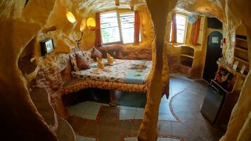 The Cave | Minibar, in-room safe, individually decorated, individually furnished