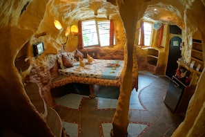 Standaard kamer, 1 twee- of 2 eenpersoonsbedden, op benedenverdieping (The Cave) | Een minibar, een kluis op de kamer, individueel gedecoreerd