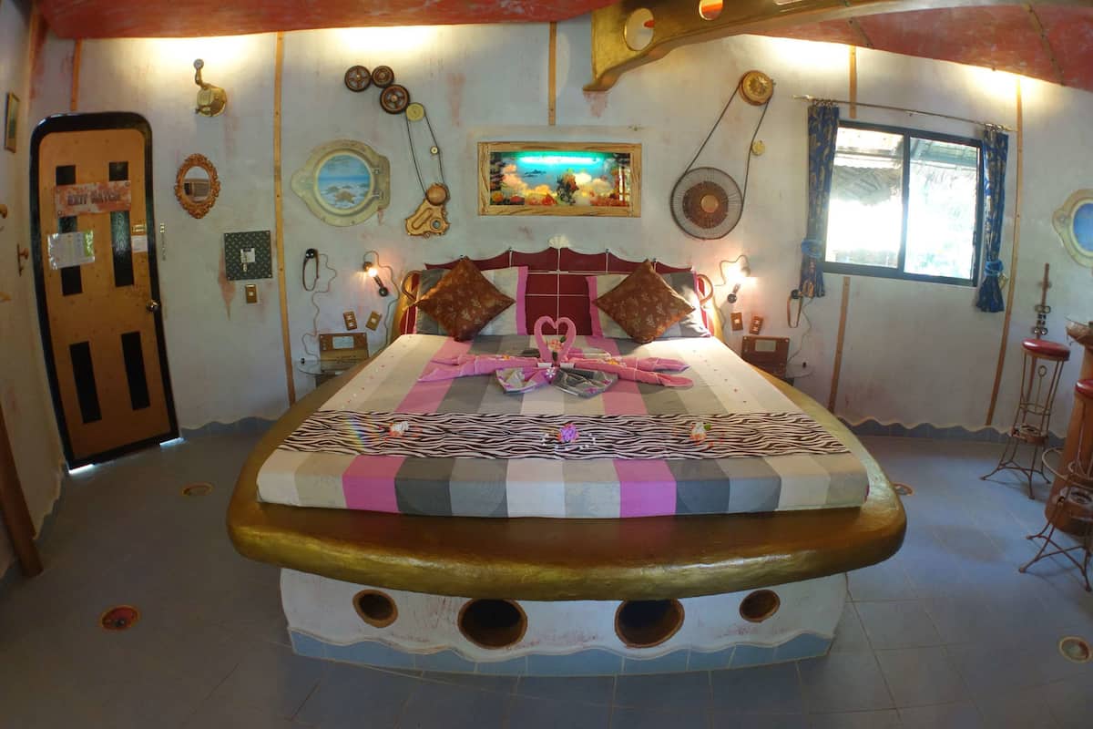 Nautilus | Minibar, in-room safe, individually decorated, individually furnished