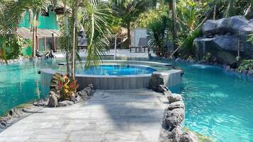 Una piscina al aire libre