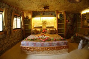 Golden Empire | Minibar, in-room safe, individually decorated, individually furnished