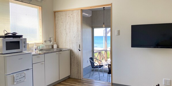 Habitación, terraza (E, Public shower) | Cocina privada | Frigorífico pequeño, microondas y utensilios de cocina