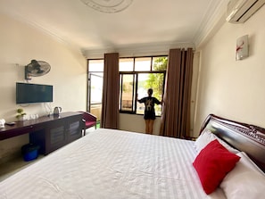 Kamar Double atau Twin Deluks | Minibar, brankas, meja kerja, dan Wi-Fi gratis