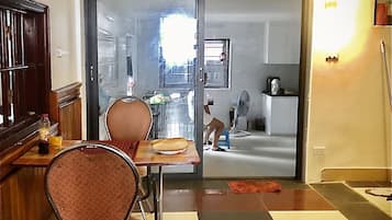 Daily continental breakfast (VND 45000 per person)