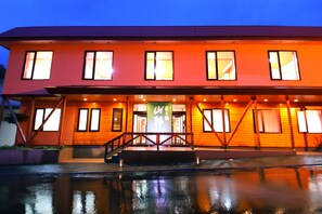 Voorkant accommodatie - avond/nacht