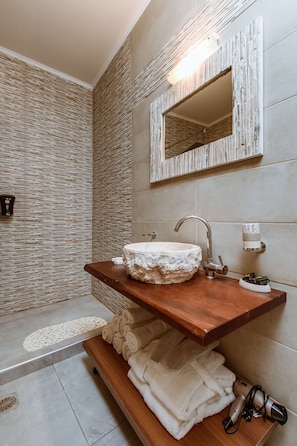 Appartement Familial | Salle de bain | Douche, sèche-cheveux, peignoirs, chaussons