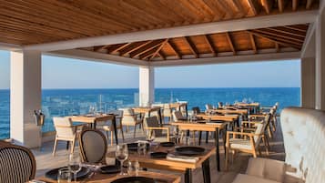 4 restaurants; breakfast, lunch and dinner served