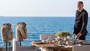 4 restaurants; breakfast, lunch, and dinner served