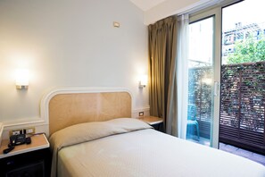 Een minibar, een kluis op de kamer, een bureau, gratis babybedden