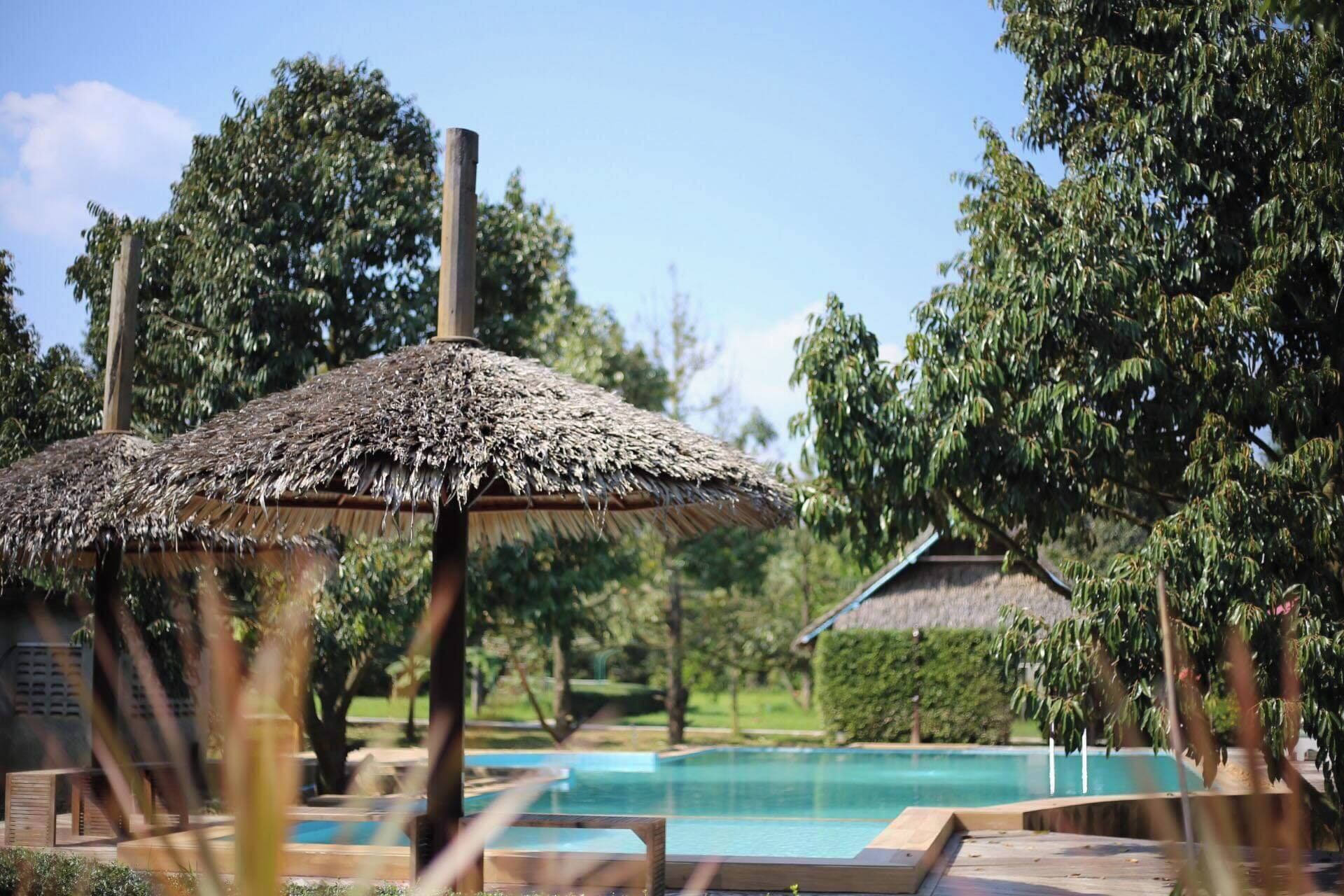Una piscina al aire libre