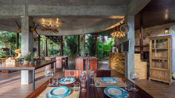 Phục vụ bữa sáng, bữa trưa, bữa tối, món Thái