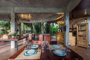 Breakfast, lunch, dinner served; Thai cuisine 