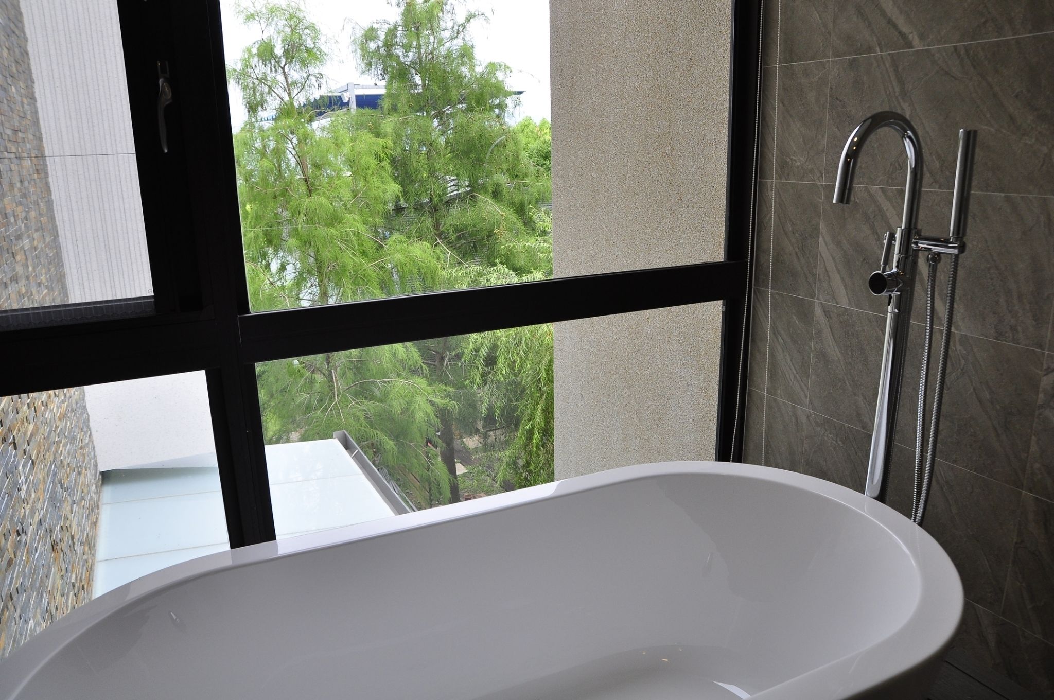 Comfort Room, 2 Queen Beds, Mountain View (203) | Deep soaking bathtub