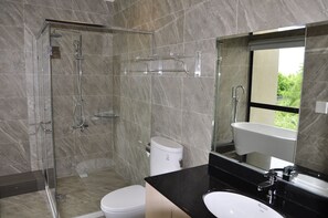 Habitació Comfort, 2 llits de matrimoni, vistes a la muntanya (203) | Bany | Articles de tocador gratuïts, assecador de cabells i barnussos 